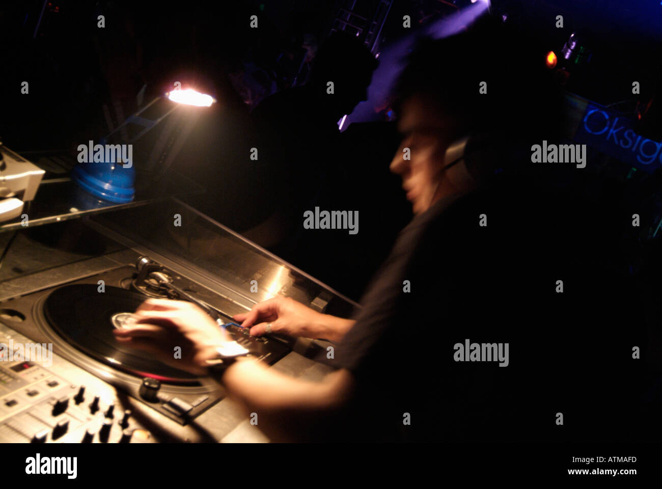DJ spielt einen Gig in einem Club Stockfoto