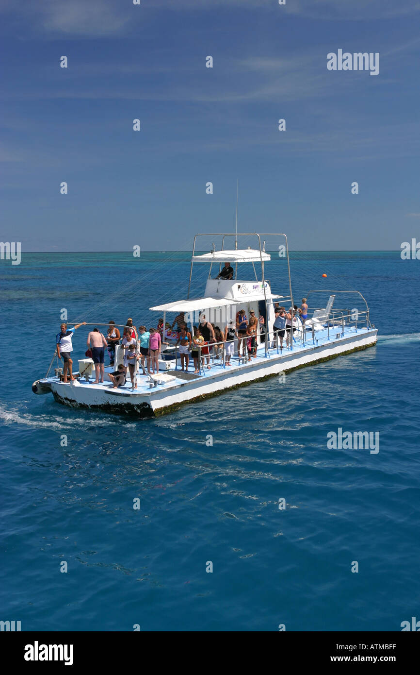 Ein Semi-submersible Boot Fähren Touristen über Hastings Aussenriff Weltnaturerbe Great Barrier Reef Australien Stockfoto