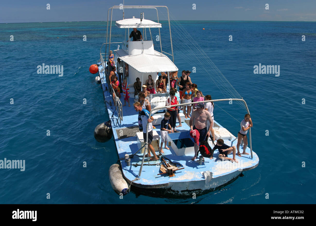 Ein Semi-submersible Boot Fähren Touristen über Hastings Aussenriff Weltnaturerbe Great Barrier Reef Australien Stockfoto