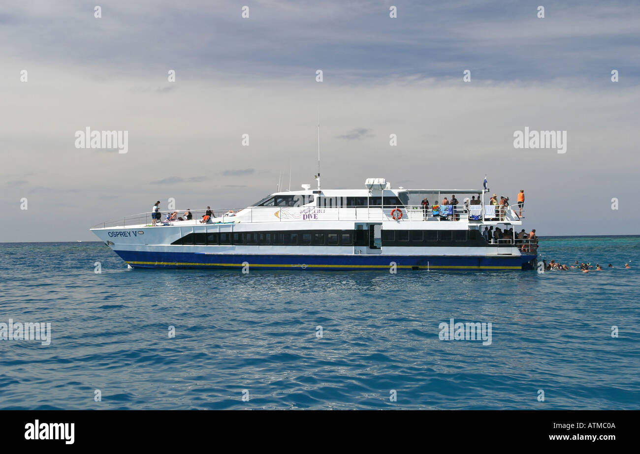 Der Osprey Great Barrier Reef Vergnügungsschiff voller Touristen schwimmen und Tauchen am Hastings Reef Australien Stockfoto