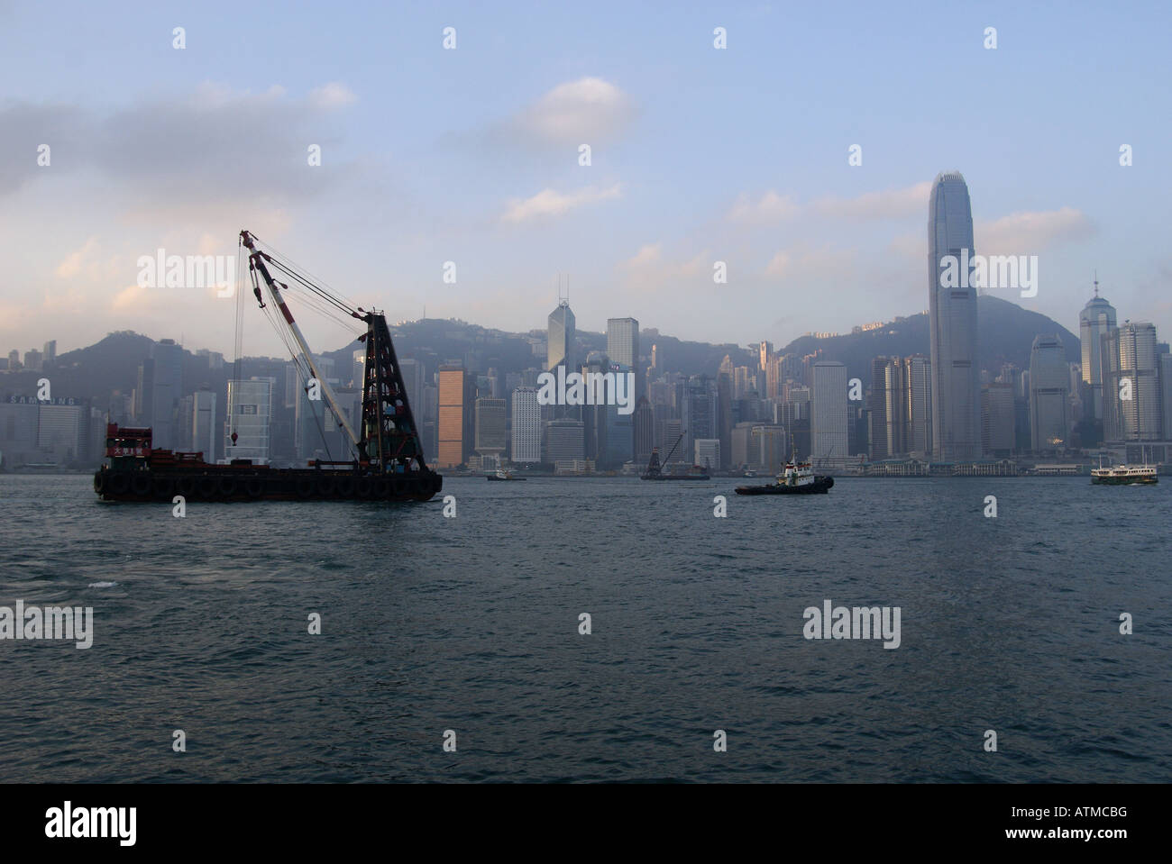 Kahn, geschleppt durch Schlepper im Hafen von Hong Kong Stockfoto