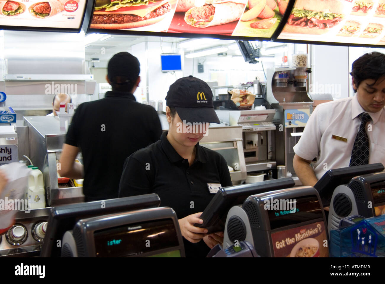 Müssen Mcdonalds Mitarbeiter Handschuhe Tragen Arbeiter arbeiter mitarbeiter mitarbeiter mitarbeiter -Fotos und