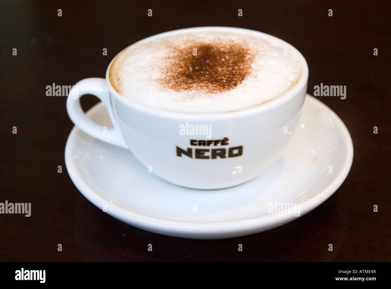 Tasse Cappuccino im Caffe Nero, England UK Stockfoto