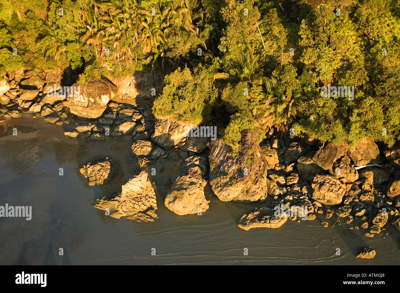 Luftaufnahme des Tiefland-Regenwald und felsige Küste von Bako Nationalpark Sarawak Borneo Malaysia Stockfoto