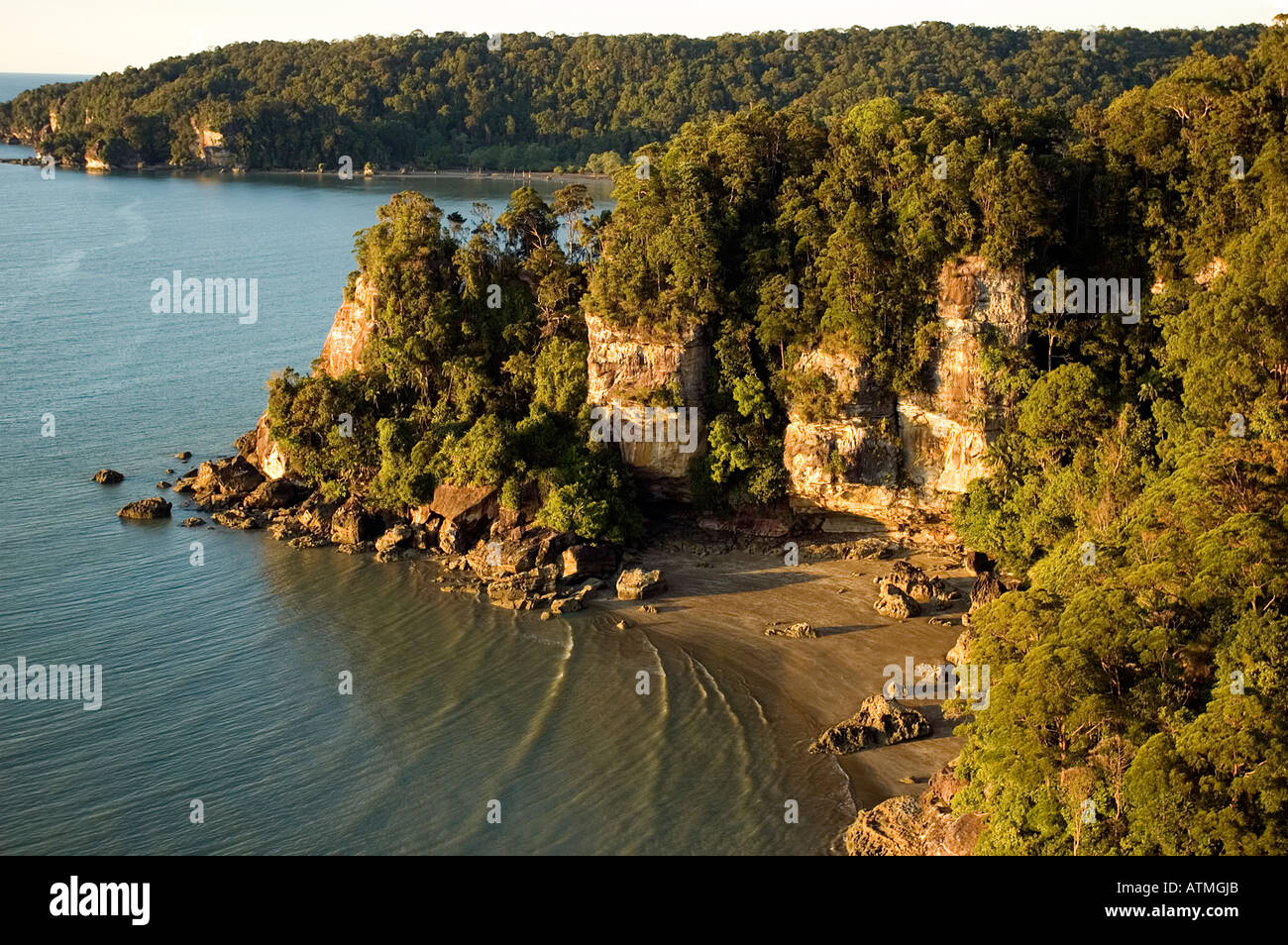 Luftaufnahme des Tiefland-Regenwald und felsige Küste von Bako Nationalpark Sarawak Borneo Malaysia Stockfoto