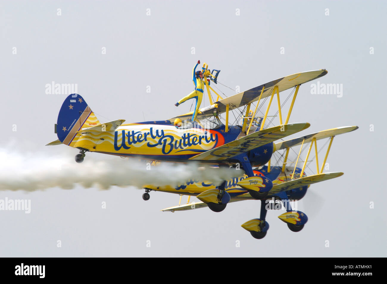 Wing walking Anzeige durch die völlig Butterly display Team (alte Ausführung) Stockfoto