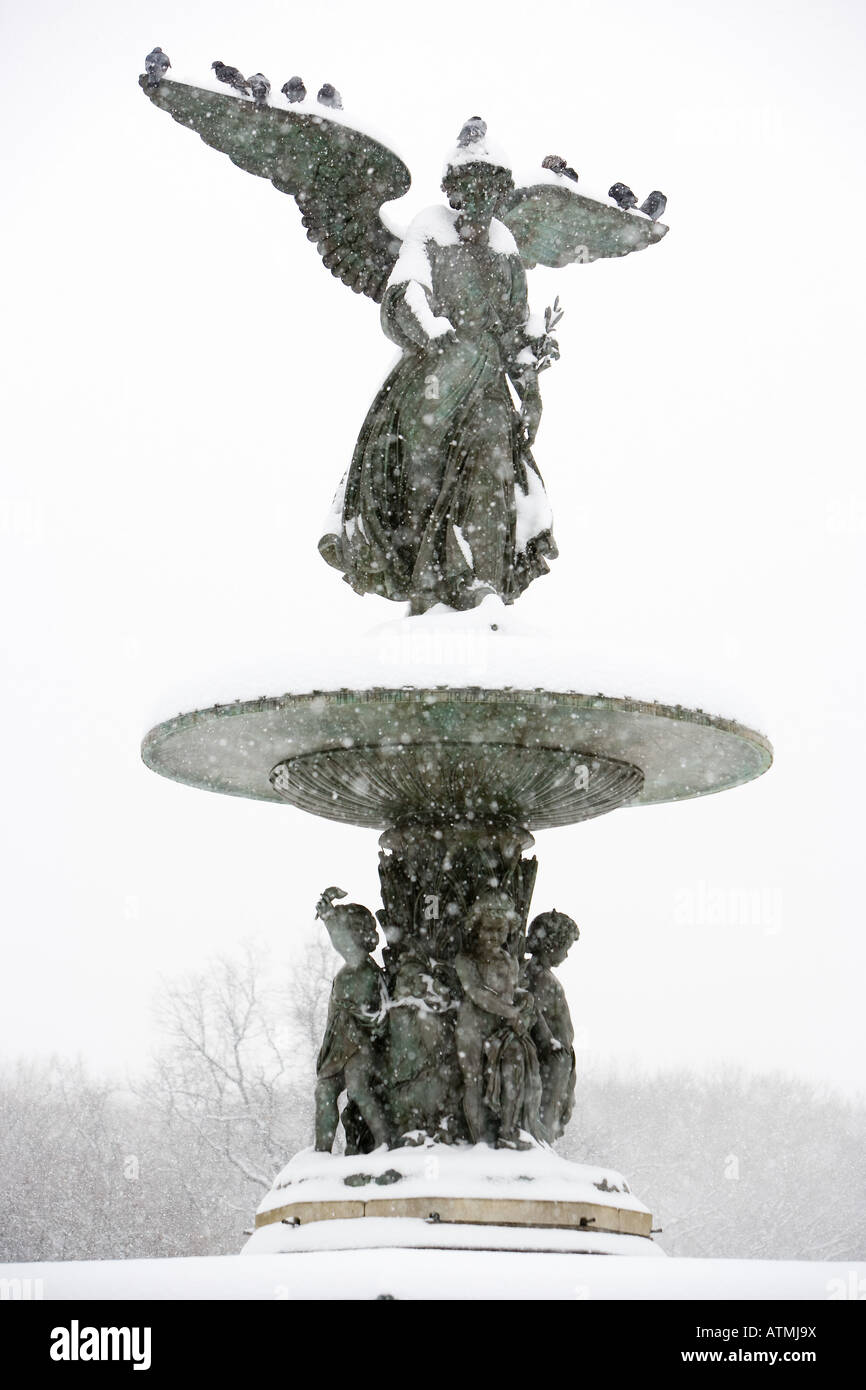 Ein Bronze-Engel im Schnee, Bethesda-Brunnen, Central Park, New York Stockfoto