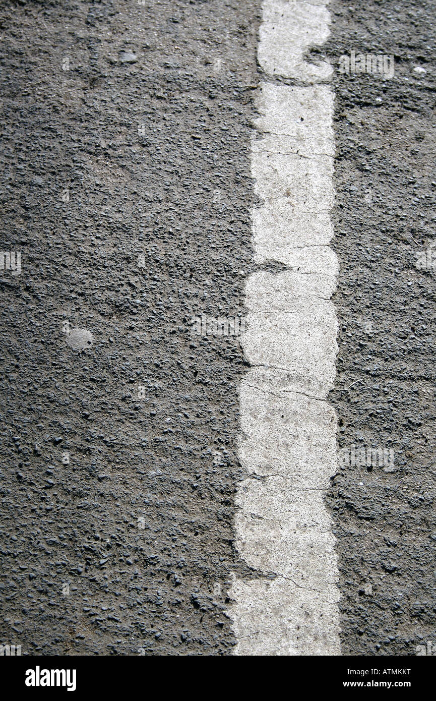 Weiße Linie auf graue Asphaltstraße Stockfoto