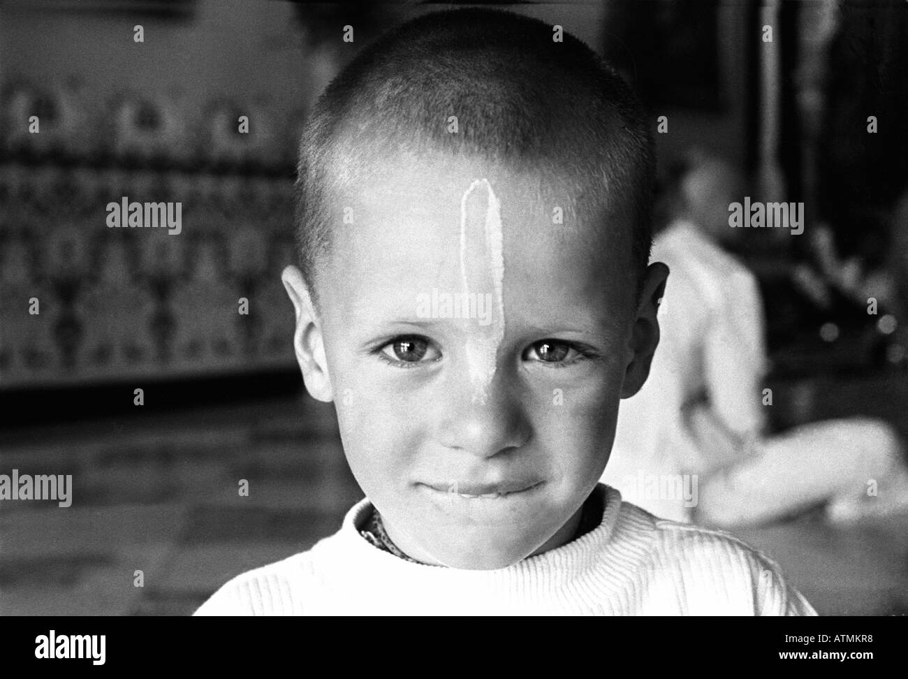 Kind von Hari Krishna-Anhänger in einem Tempel in Los Angeles, Kalifornien Stockfoto