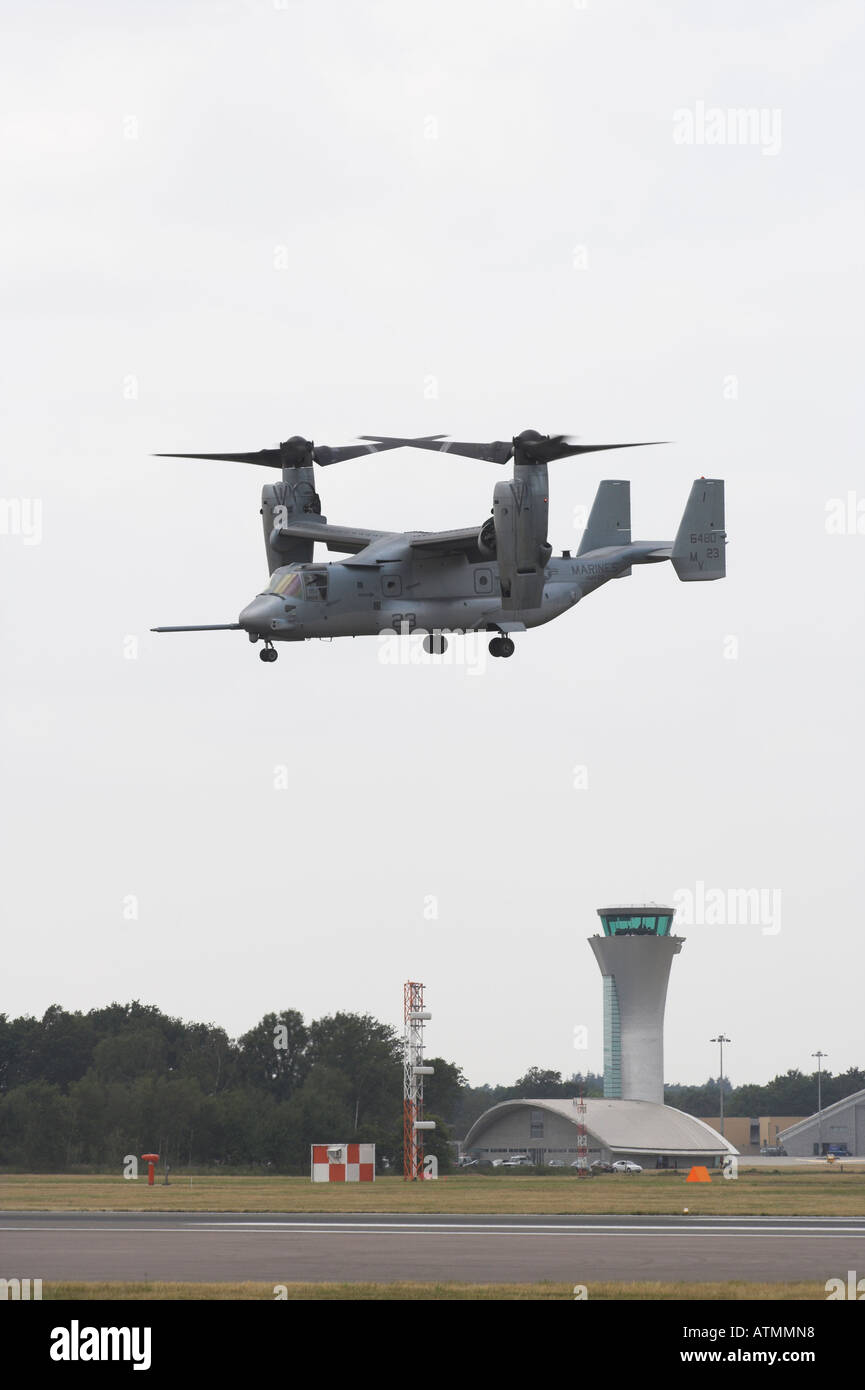 Boeing Osprey V22 in Hover-Modus mit Tower im Hintergrund Stockfoto