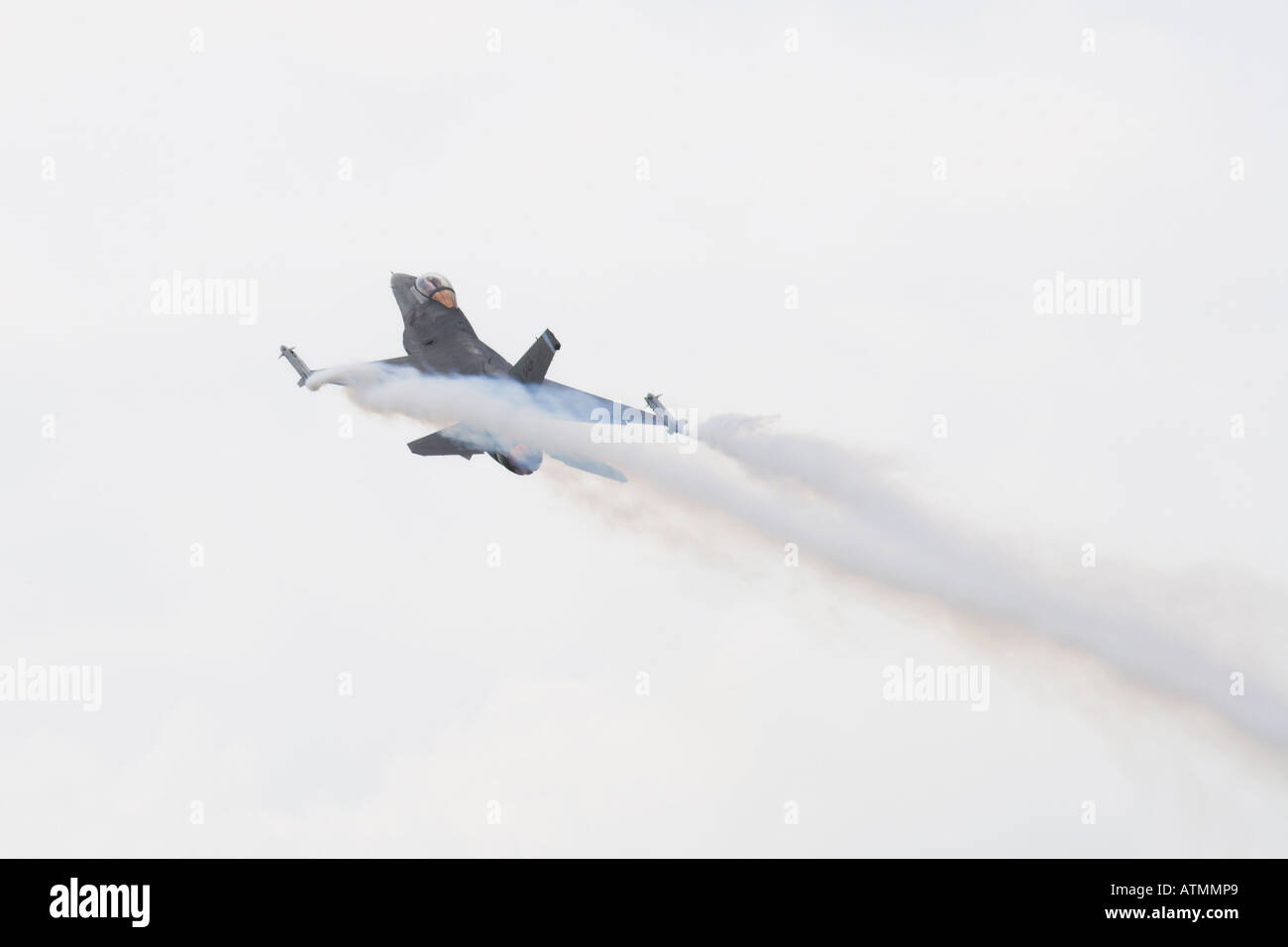 F16 Fighting Falcon mit Nachbrenner trailing weißen Marker Rauch Stockfoto