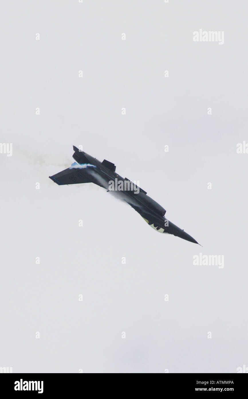 F16 Fighting Falcon tauchen invertiert Trailing weißen Marker Rauch Stockfoto