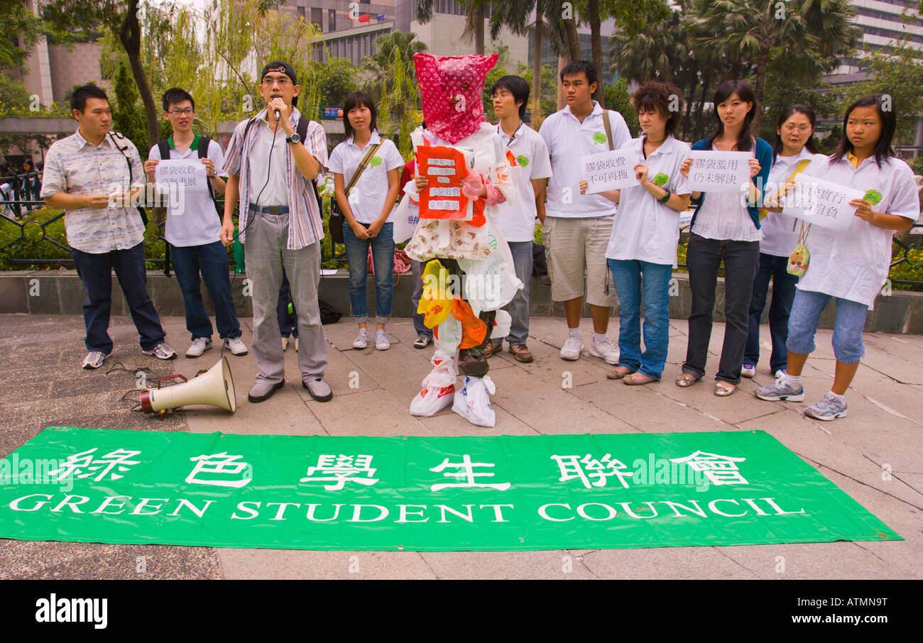 HONG KONG CHINA Plastic Bag Man und Studenten während der Umweltverschmutzung protest The Green Student Council Stockfoto
