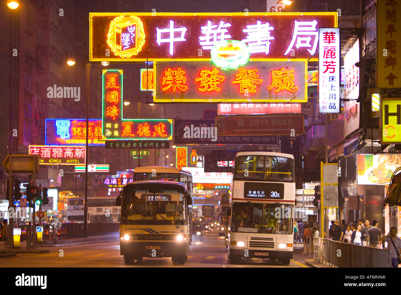HONG KONG CHINA Nathan Road in der Nacht in Kowloon Stockfoto