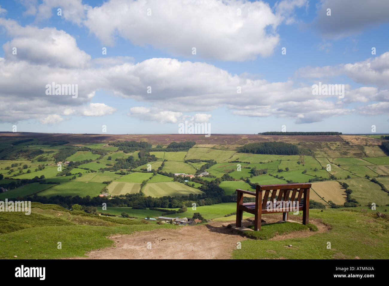 Leeren Bank mit Blick auf das Rosedale Moor mit Blick auf Esk Dale Valley Country Landschaft in North York Moors National Park. Yorkshire England Großbritannien Großbritannien Stockfoto