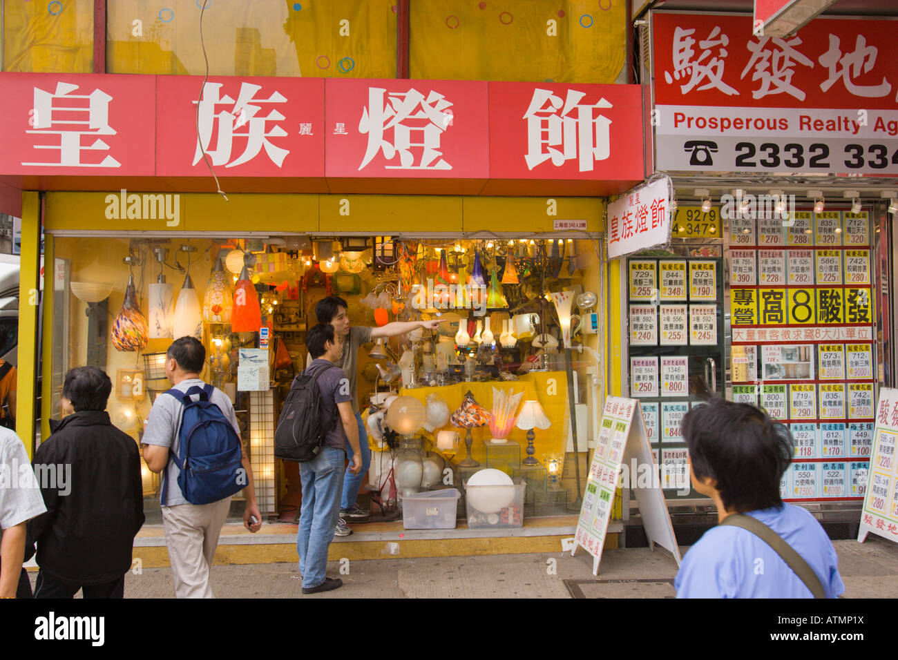 HONG KONG CHINA Menschen und Geschäfte auf der Straße, in Yau Ma Tei Nachbarschaft in Kowloon Stockfoto