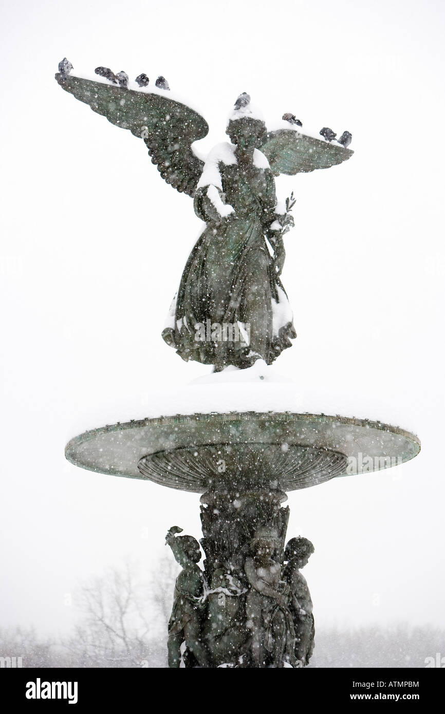 Ein Bronze-Engel im Schnee, Bethesda-Brunnen, Central Park, New York Stockfoto