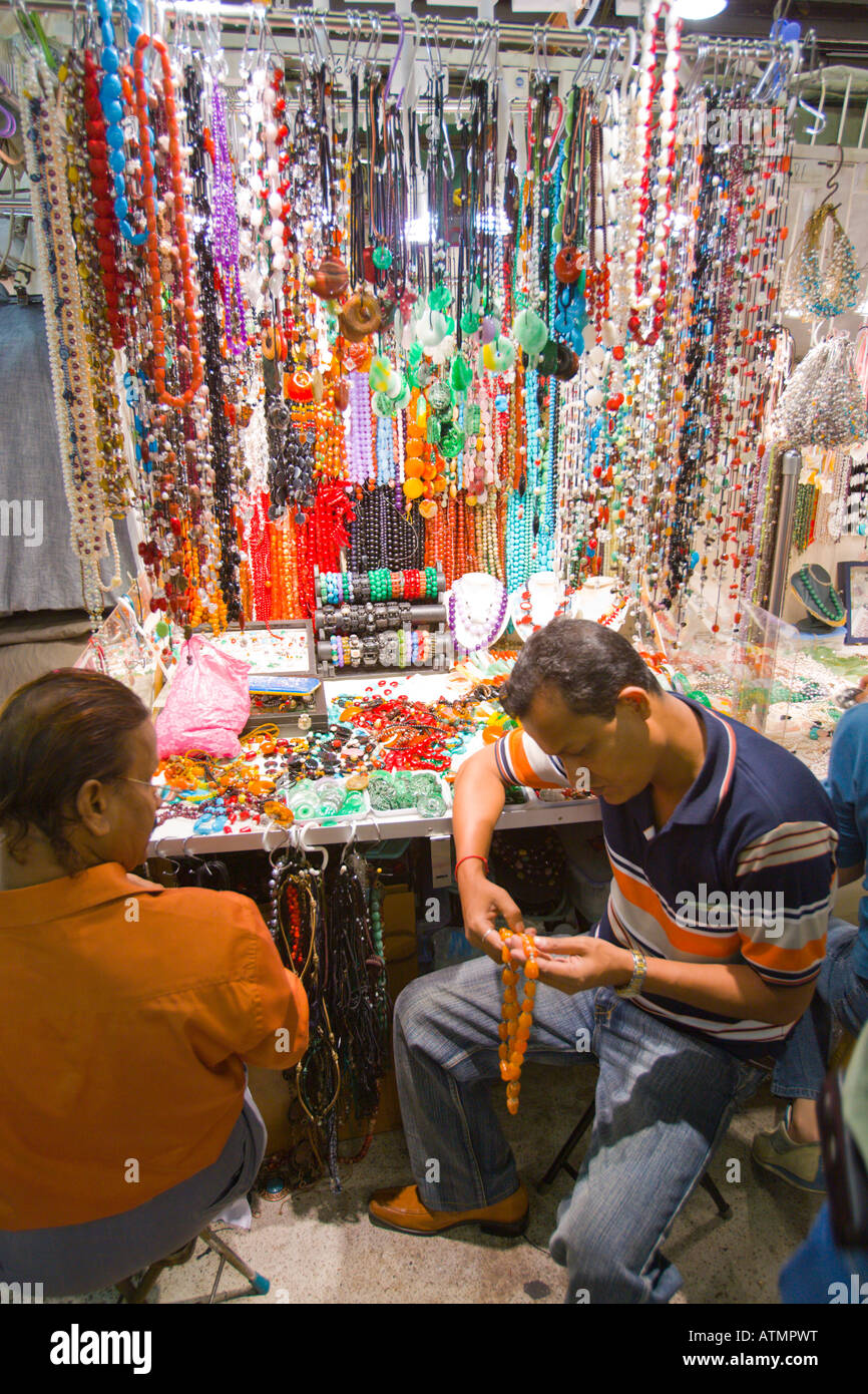 HONG KONG CHINA Mann schaut jade Schmuck auf dem Jademarkt in Yau Ma Tei Nachbarschaft in Kowloon Stockfoto