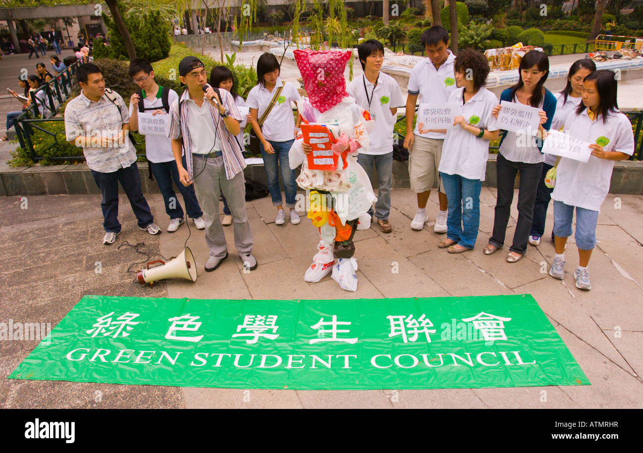 HONG KONG CHINA Plastic Bag Man und Studenten während der Umweltverschmutzung zu protestieren. Die Fachschaft grün-demonstration Stockfoto