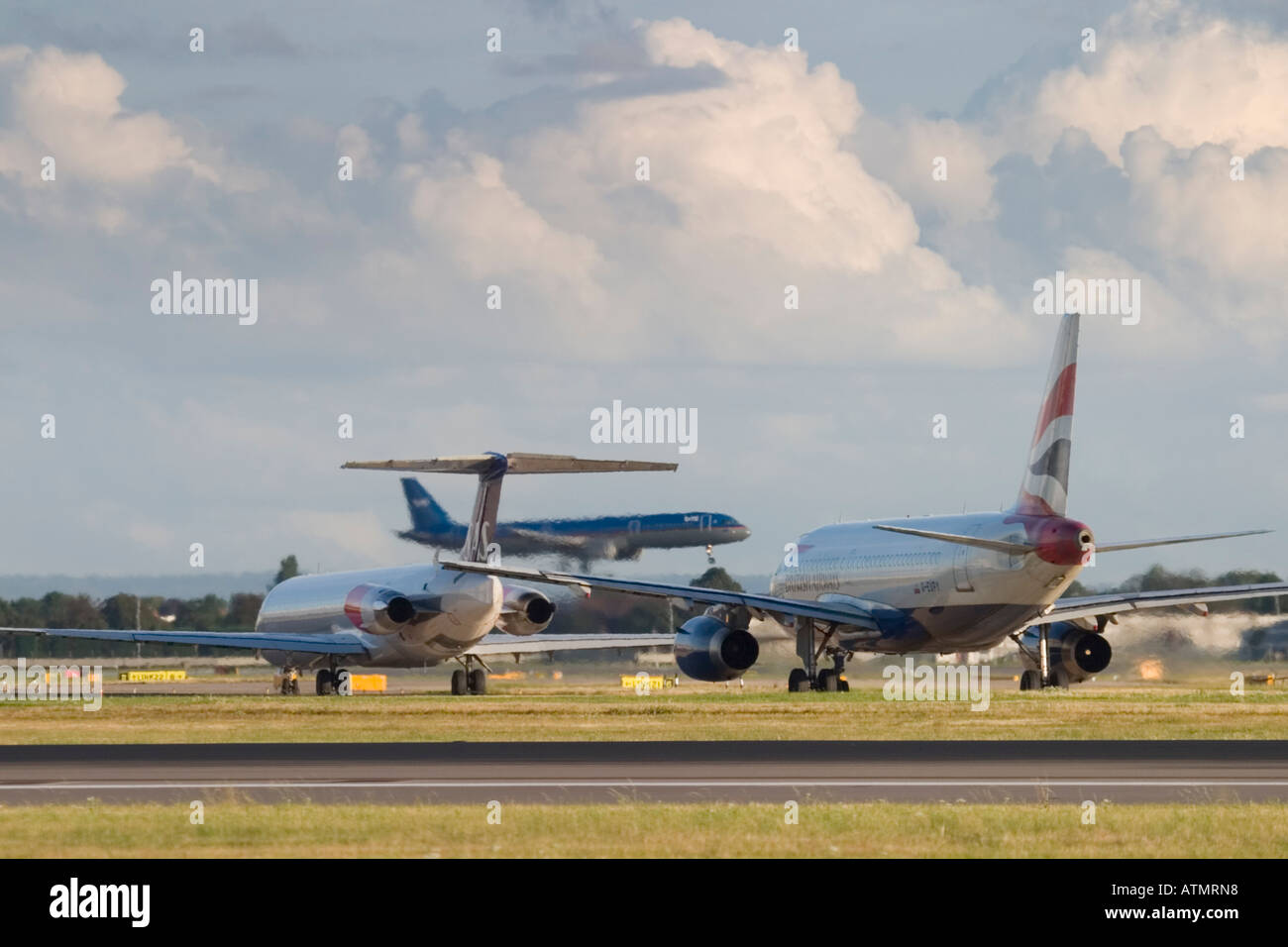 Flugzeuge in der Warteschlange zum Abflug am Flughafen London Heathrow Stockfoto