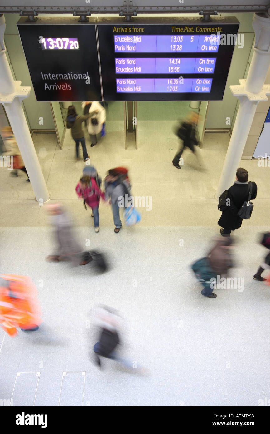 Reisende auf dem Eurostar-Terminal in London St Pancras Station.  Bewegungsunschärfe um die Bewegung der Passagiere darstellen Stockfoto