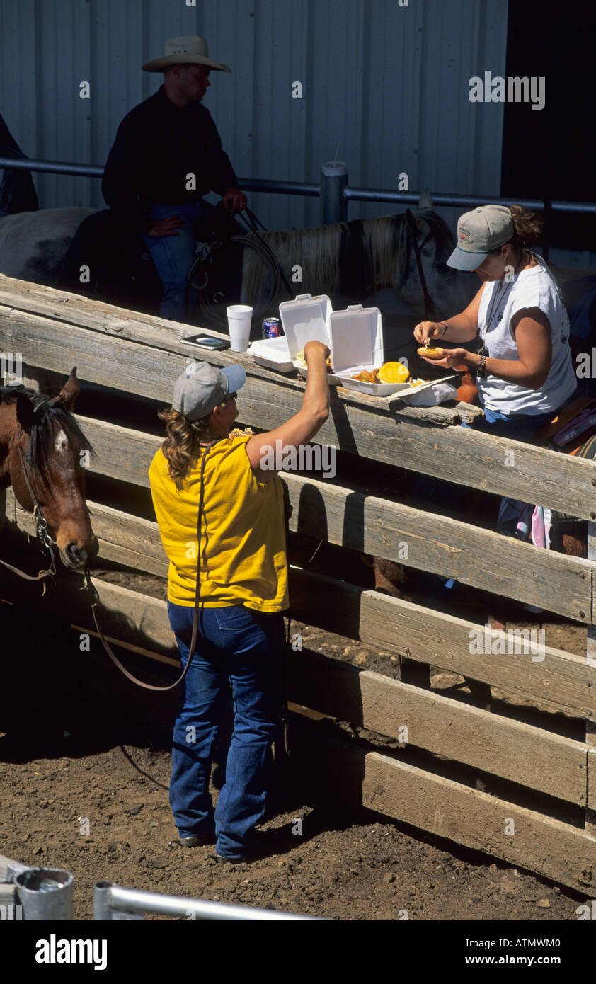 Cowgirls Essen Hamburger in den Schlachthöfen von Amarillo Texas USA Stockfoto