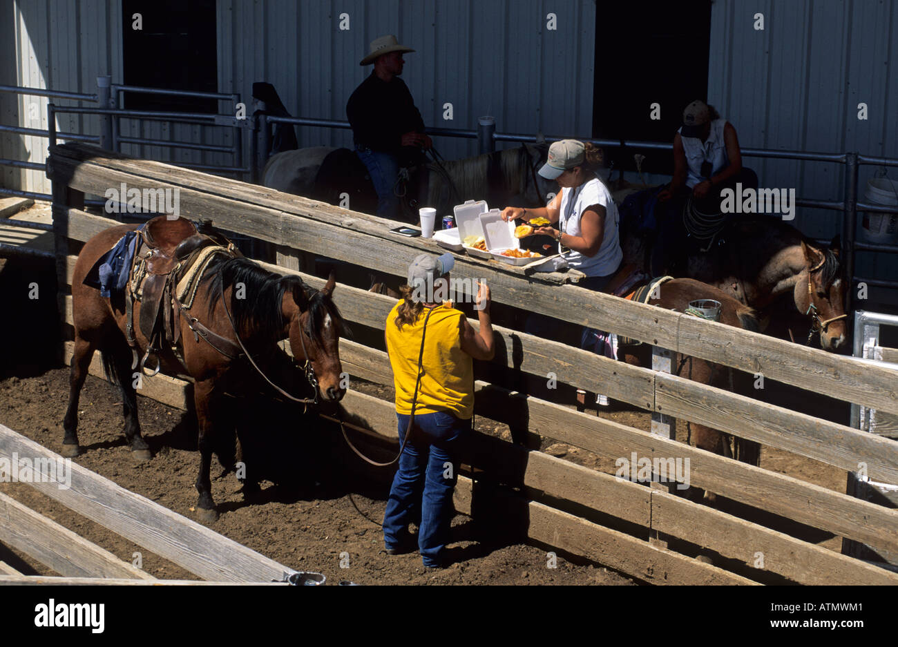 Cowgirls Essen Hamburger in den Schlachthöfen von Amarillo Texas USA Stockfoto