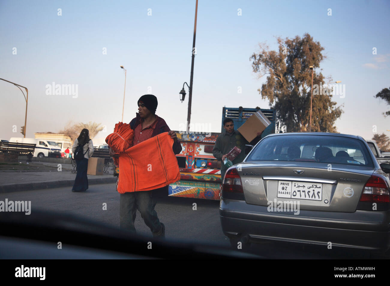 Leben in Kairo, am frühen Morgen Verkehr auf der Straße. Stockfoto