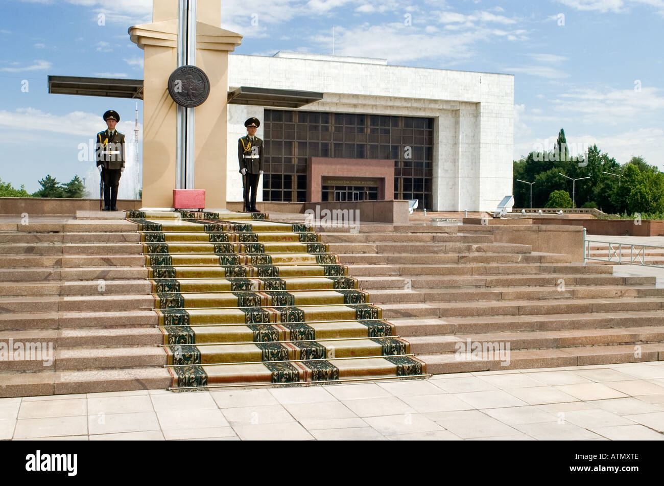 Soldaten auf der Hut vor dem Museum der nationalen Geschichte Bishkek Frunse Kirgisien Stockfoto
