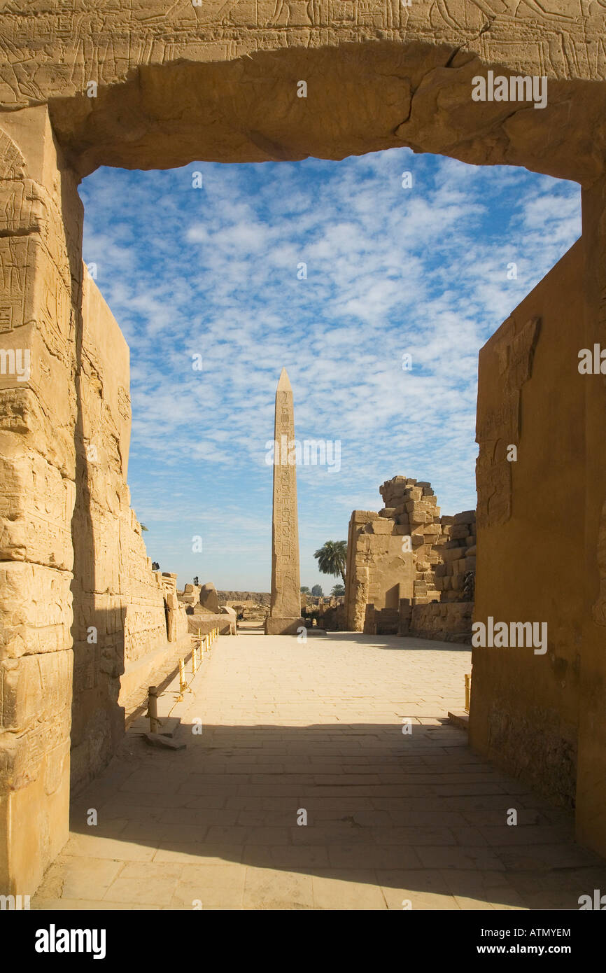 Obelisk von König Tutmosis II durch Torbogen im Tempel von Karnak Theben Luxor Ägypten Nordafrika gesehen Stockfoto