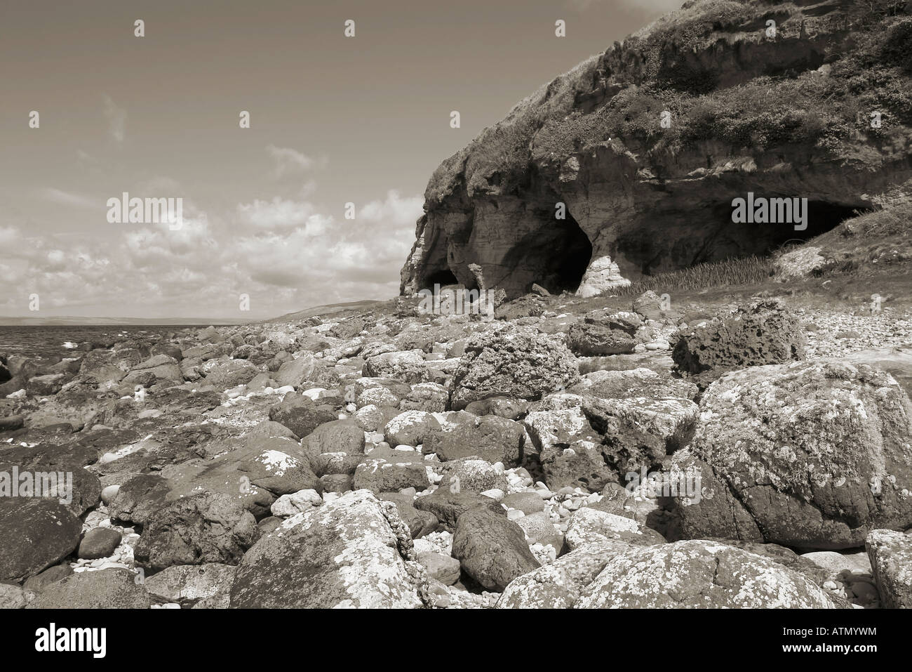 Monochromes Bild des Königs Höhlen, Westküste von der Isle of Arran, Schottland. Renommierten Zuflucht von Robert The Bruce. Stockfoto