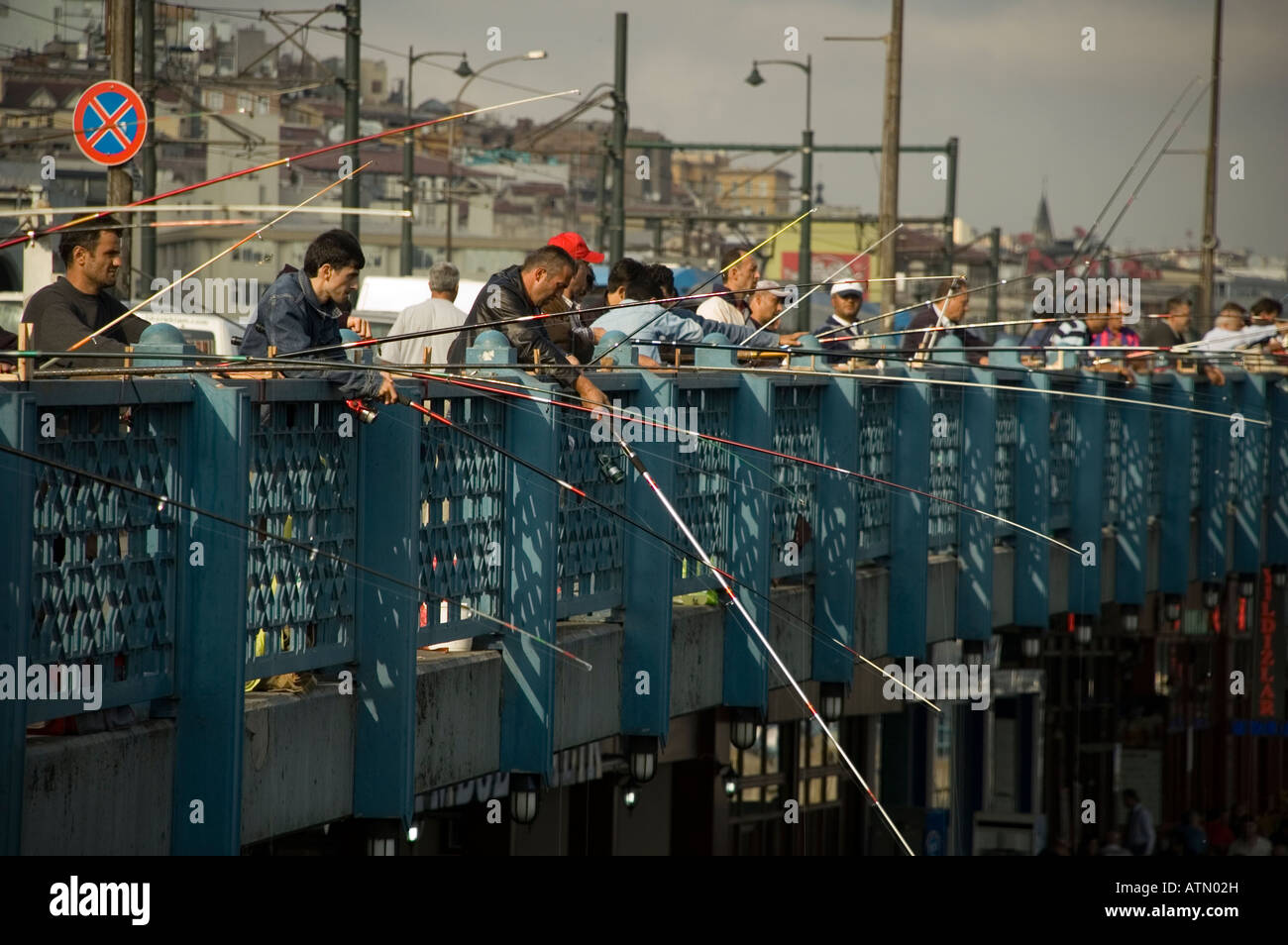 Fischer auf der Galata-Brücke, Istanbul, Türkei Stockfoto