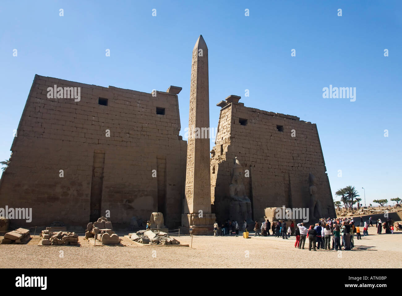 Luxor Tempel Nordeingang mit Pylonen und Obelisk Ägypten in Nordafrika Stockfoto