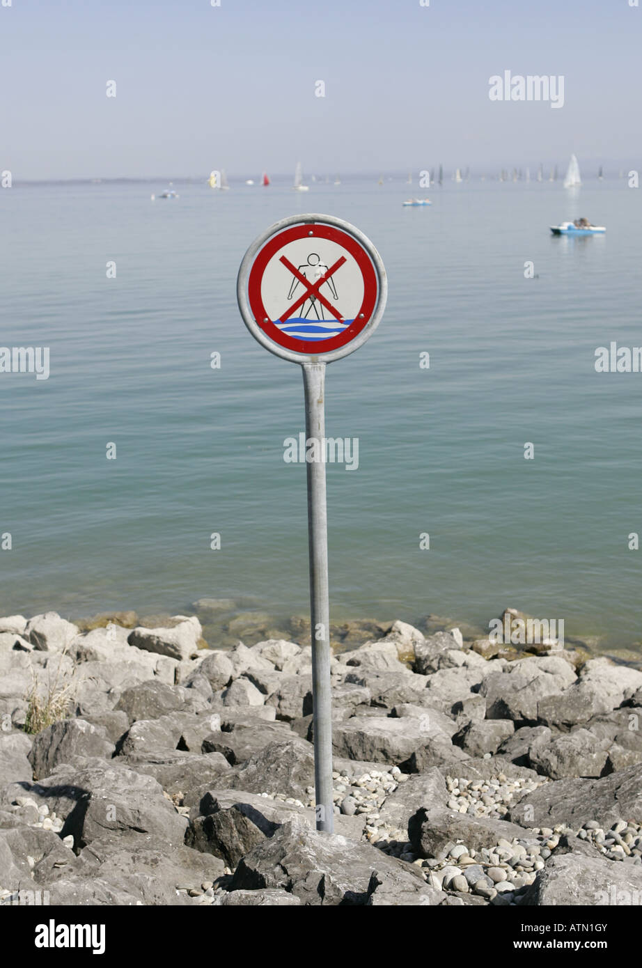 Kein Schwimmen Zeichen am Ufer des Bodensees. Stockfoto
