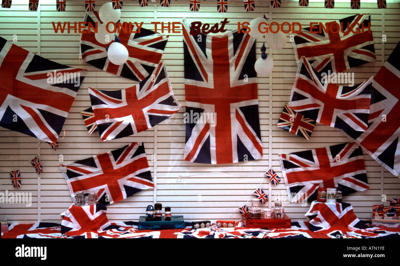 Union Jacks im Souvenir-Shop-Fenster Stockfoto