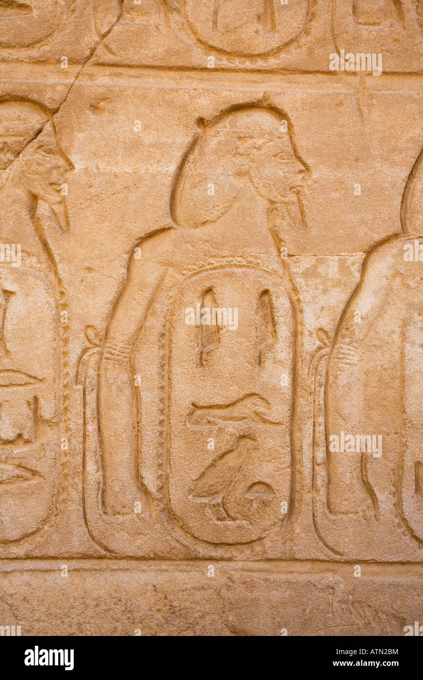 Hieroglyphen von Gefangenen persischen Soldaten Tempel des Amun Re Amun-Re Karnak Theben Ägypten Nordafrika Stockfoto
