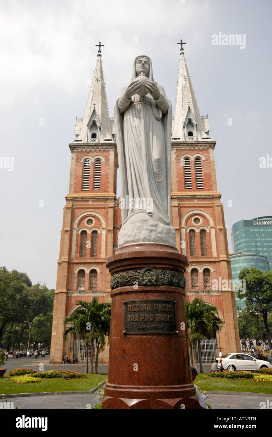 Kathedrale Notre Dame in Ho-Chi-Minh-Stadt Vietnam mit der Statue der Jungfrau Maria vor Stockfoto