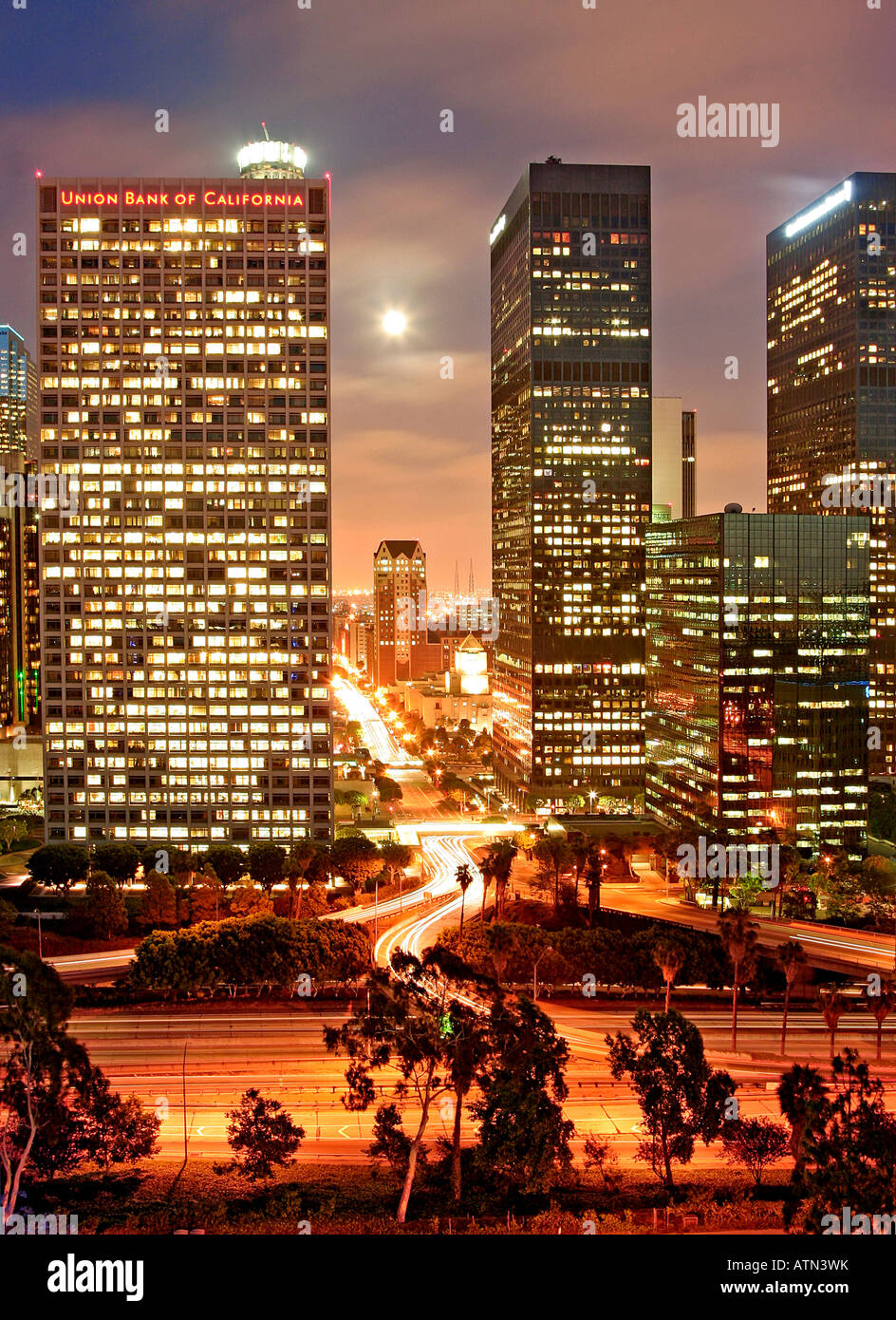 Die Innenstadt von Los Angeles Skyline bei Nacht mit Vollmond Aufstieg Stockfoto