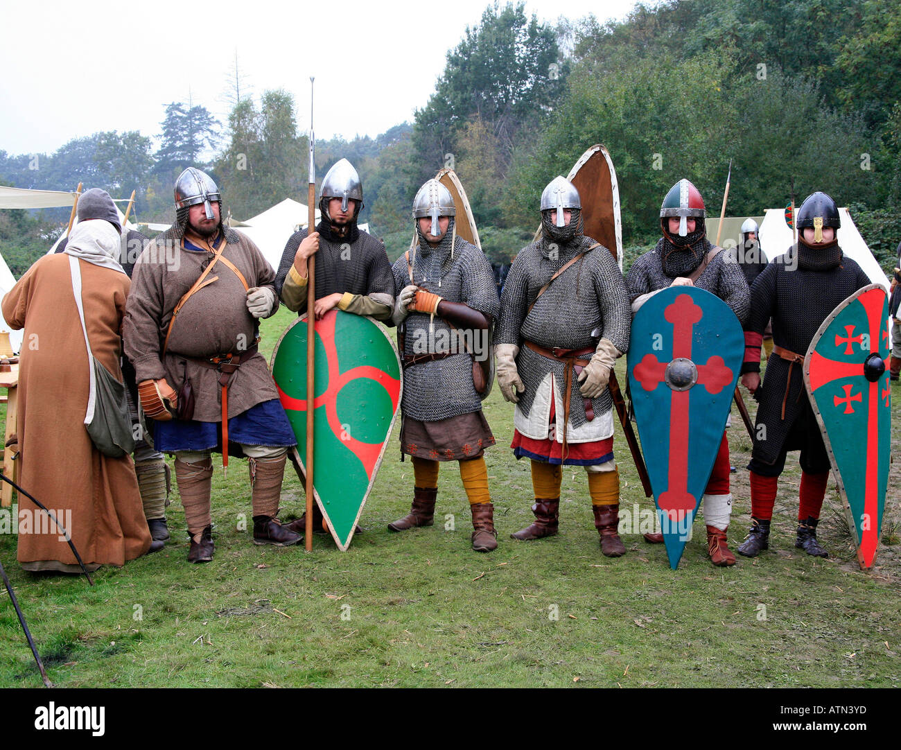 Soldaten aus sächsischen Armee auf dem Campingplatz in 1066 Schlacht von Hastings England Re-Kreation Stockfoto