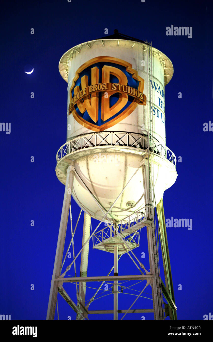 Mondsichel mit Warner Bros Wasserturm in Burbank Ca Stockfoto