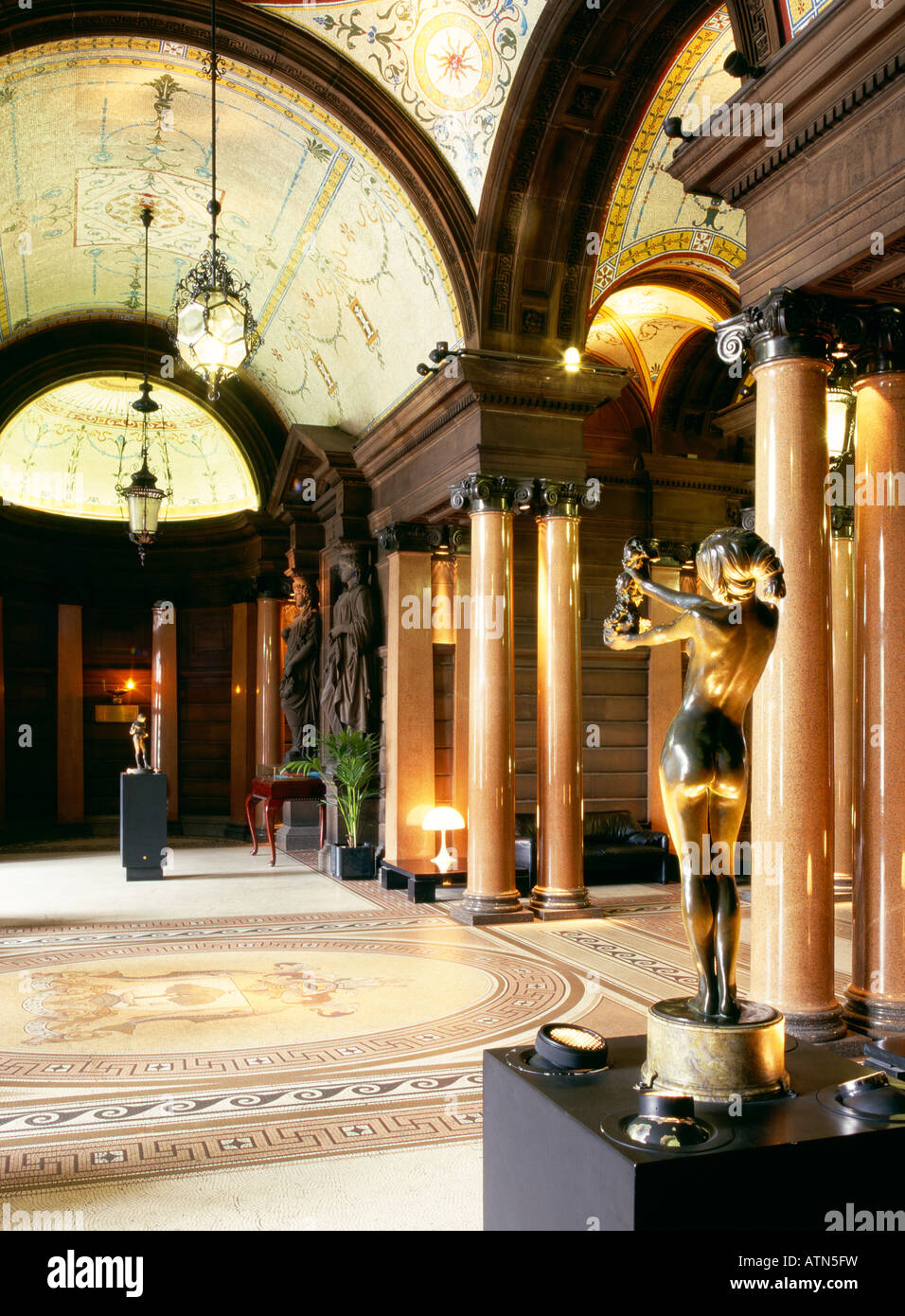 Glasgow City Chambers, George Square, Glasgow, Schottland. Mosaic Decke und Statuen der Italianate Eingang loggia Stockfoto