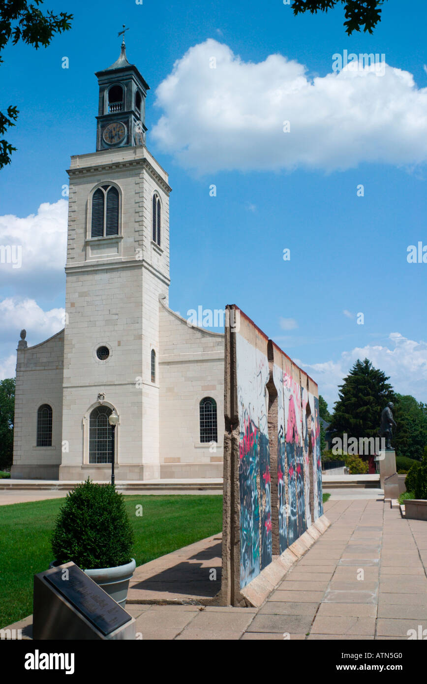 Berliner Mauer, Statue von Churchill und der Kirche St Mary die Jungfrau Ademanbury Stockfoto