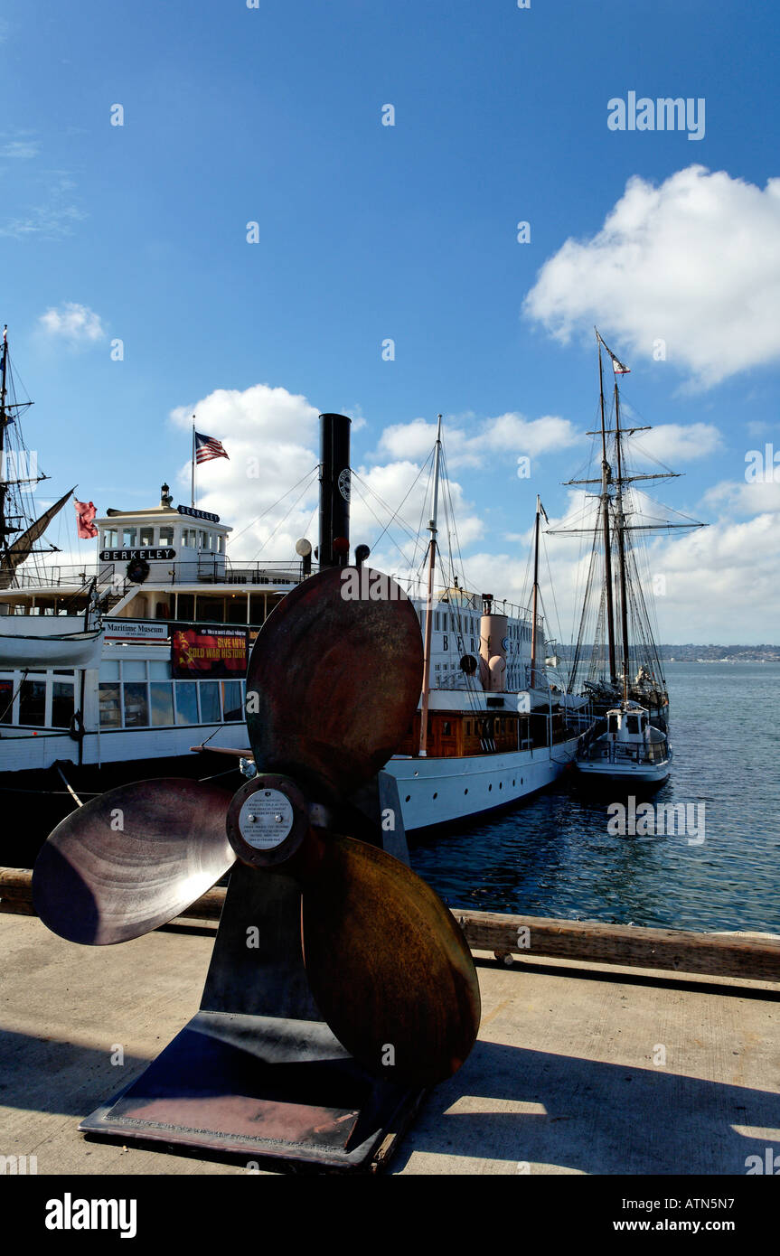 Ein Bronze-Propeller aus der amerikanischen Tunaboat Huhn des Meeres am Embarcadero in San Diego, Kalifornien Stockfoto
