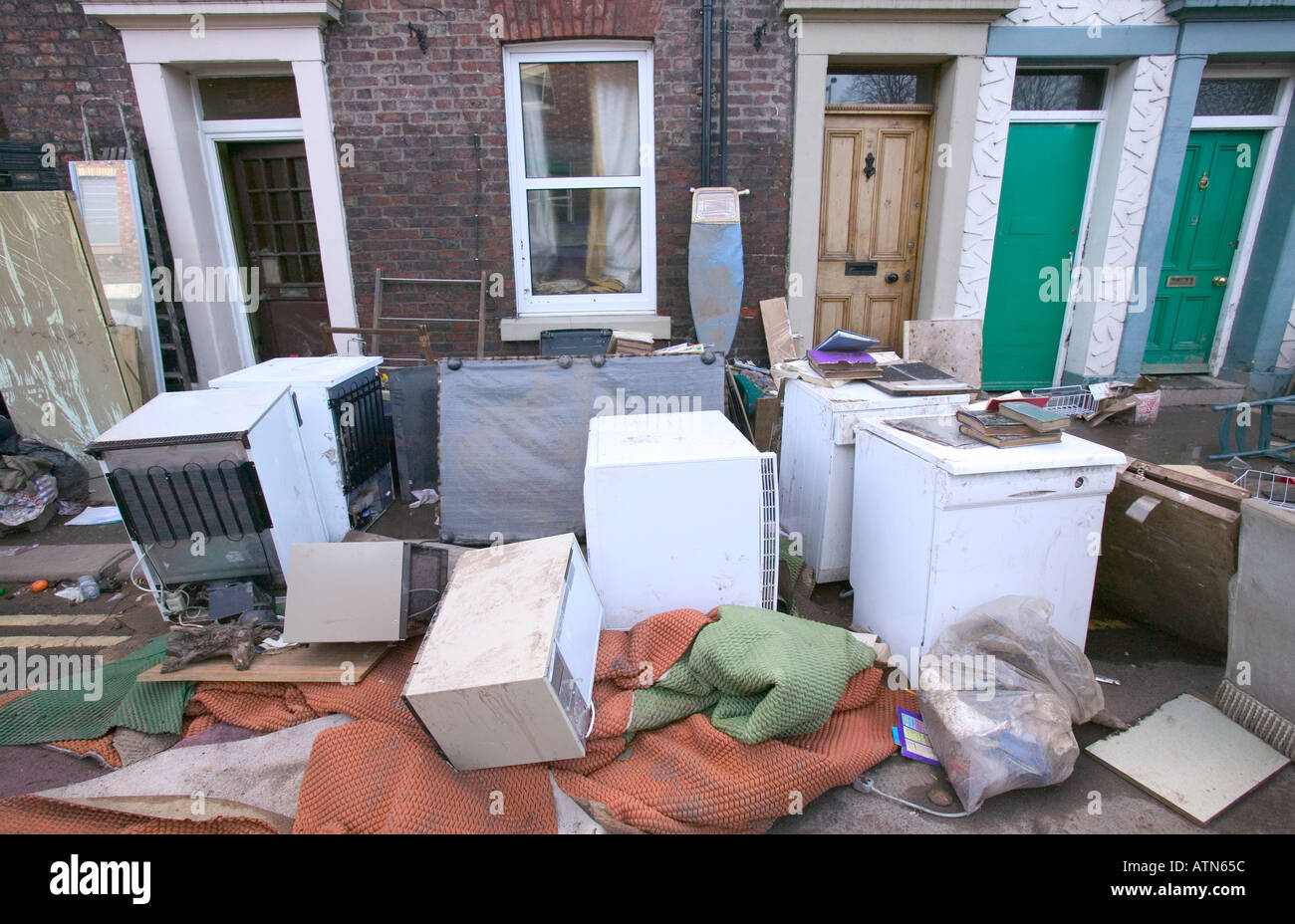 Flut beschädigte Eigentum stapelten sich außen überschwemmt, Häuser in Carlisle Stockfoto