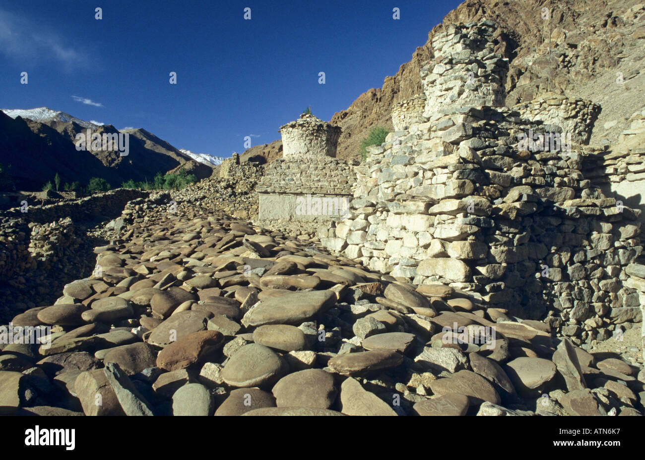 Mani-Mauer und Chorten Basgo Tal Ladakh Jammu und Kaschmir Indien Stockfoto