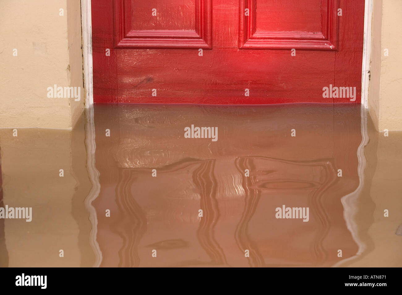 Haustür eines Hauses auf Warwick Road Carlisle überflutet Stockfoto