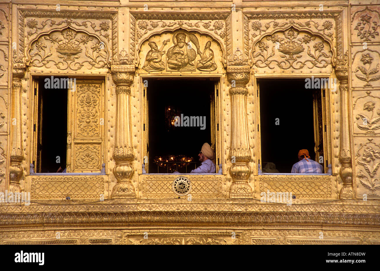 Detail des äußeren goldenen Tempel Amritsar Punjab Indiens Stockfoto
