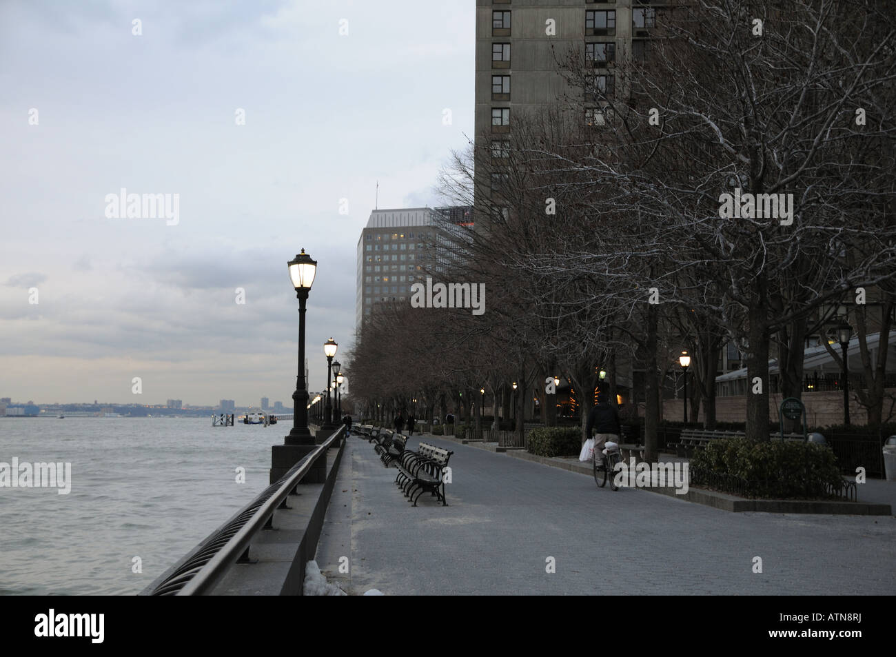 Wohn-und Bürogebäude übersehen in Battery Park City am südlichen Ende von Manhattan den Hudson River. Stockfoto