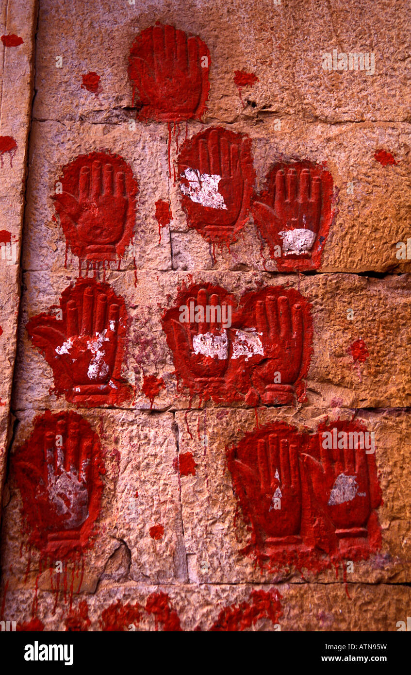 Rot lackiert Hände am Eingang der Maharadscha Palast Jaisalmer, Rajasthan Indien Stockfoto