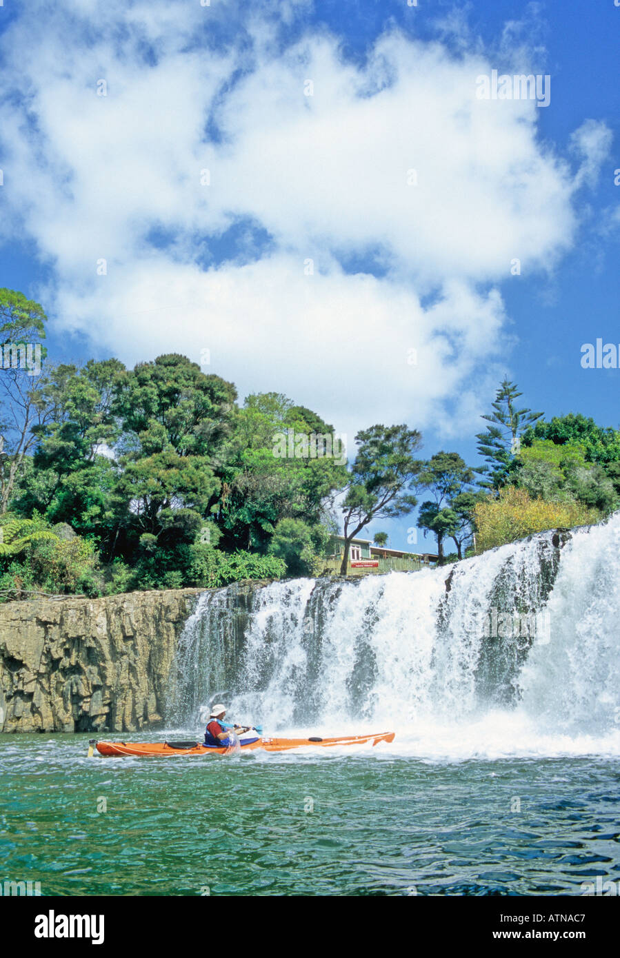 Kajakfahrer nähert sich Haruru Falls in der Nordinsel von Neuseeland Stockfoto